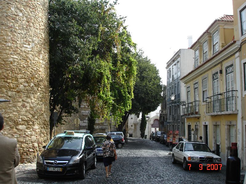 Certains appartements du quartier de l’Alfama ont été rénovés dans le luxe, Lisbonne, Portugal.