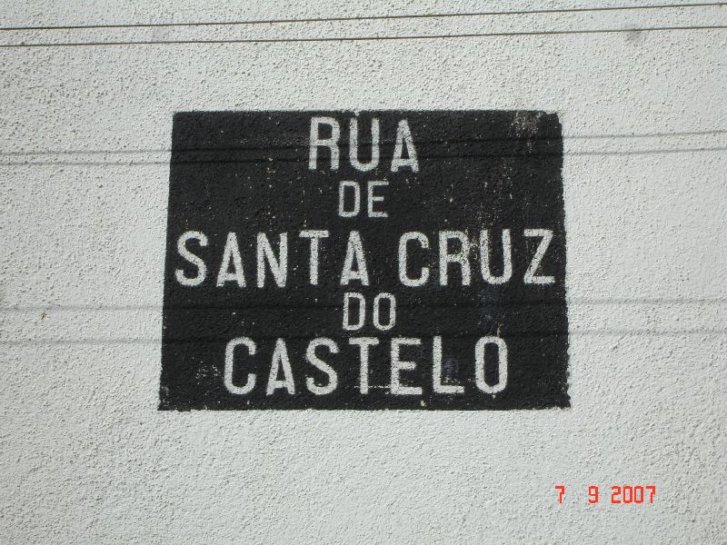 La petite rua de Santa Cruz do Castelo, Lisbonne, Portugal.