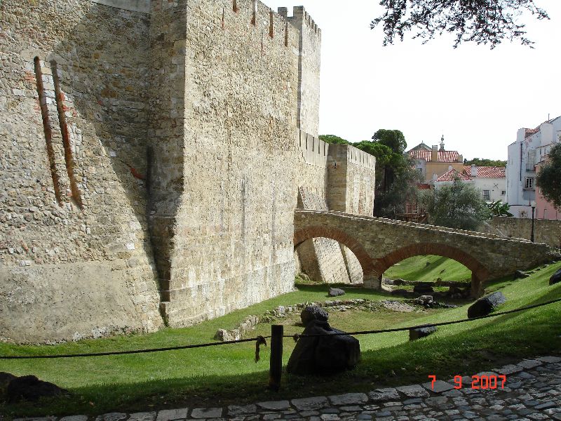 Les douves du château de São Jorge, Lisbonne, Portugal.