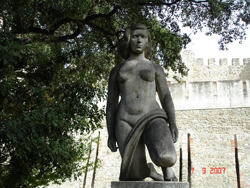 Statue devant le château São Jorge, Lisbonne, Portugal.