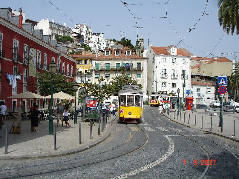 Les pittoresques petits tramways multicolores de Lisbonne, Portugal.