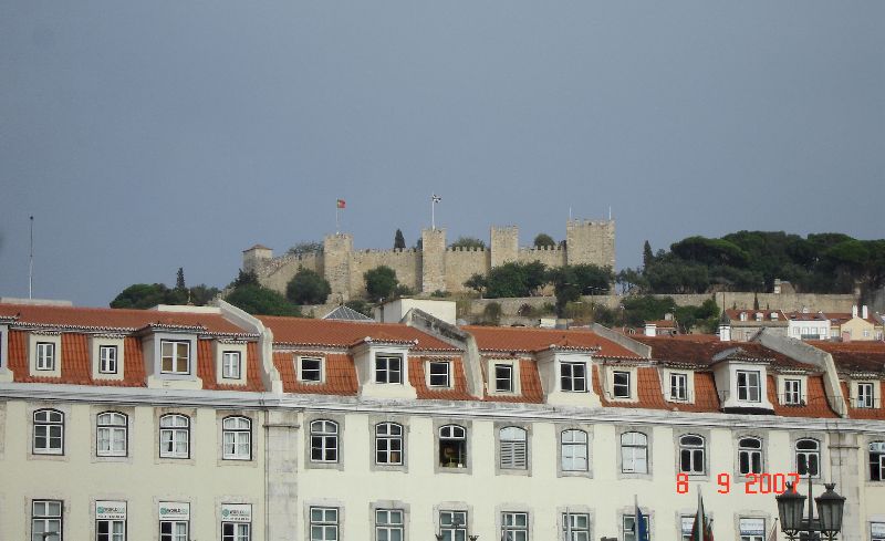 Vue de loin, le Castelo de São Jorge, Lisbonne, Portugal.