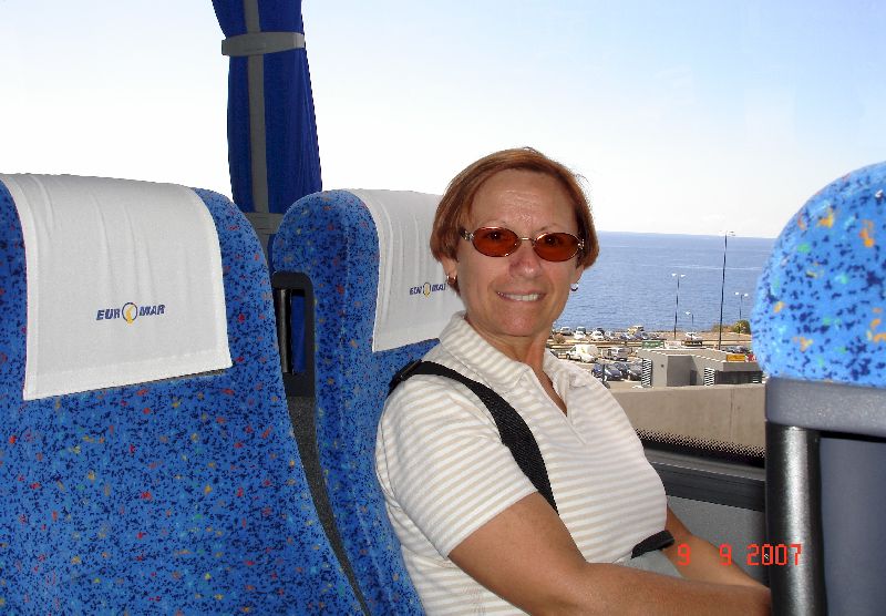 Céline à bord de notre nouveau car sur l’île de Madère, Portugal.