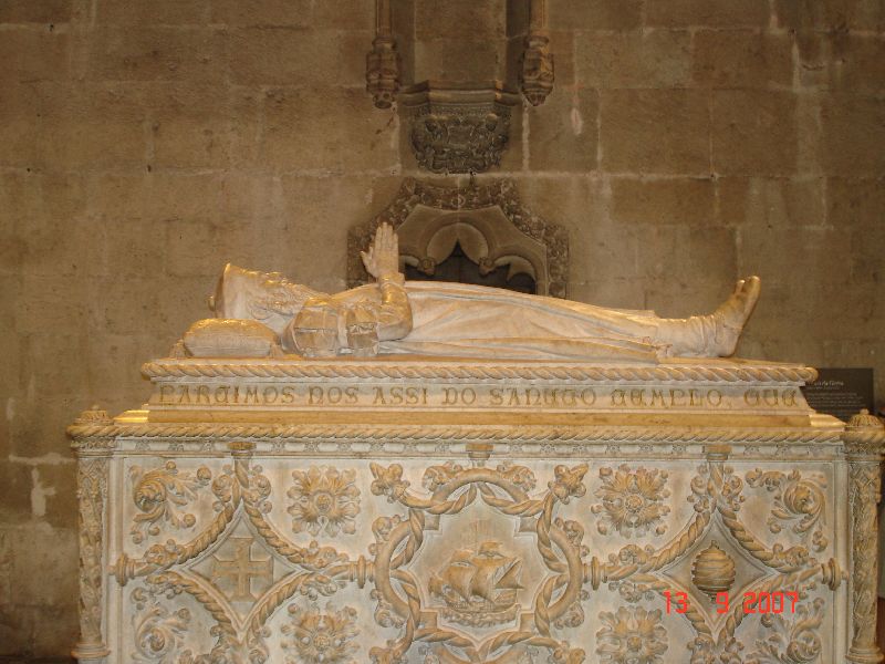 Tombe de Vasco de Gamma dans l’église Santa Maria du Mosteiro dos Jerónimos, Lisbonne, Portugal.