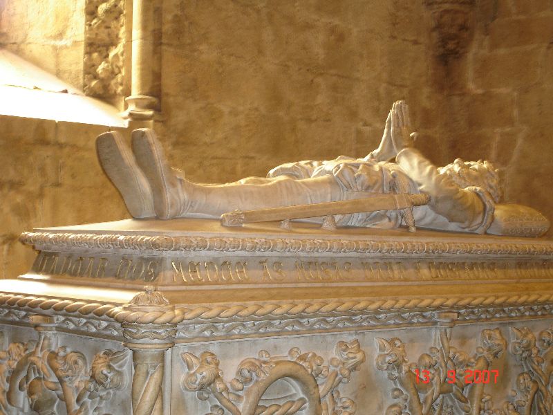 Tombe dans l’église Santa Maria du Mosteiro dos Jerónimos, Lisbonne, Portugal.