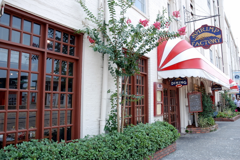 Un des restaurants de River Street, Savannah, Georgie, États-Unis.