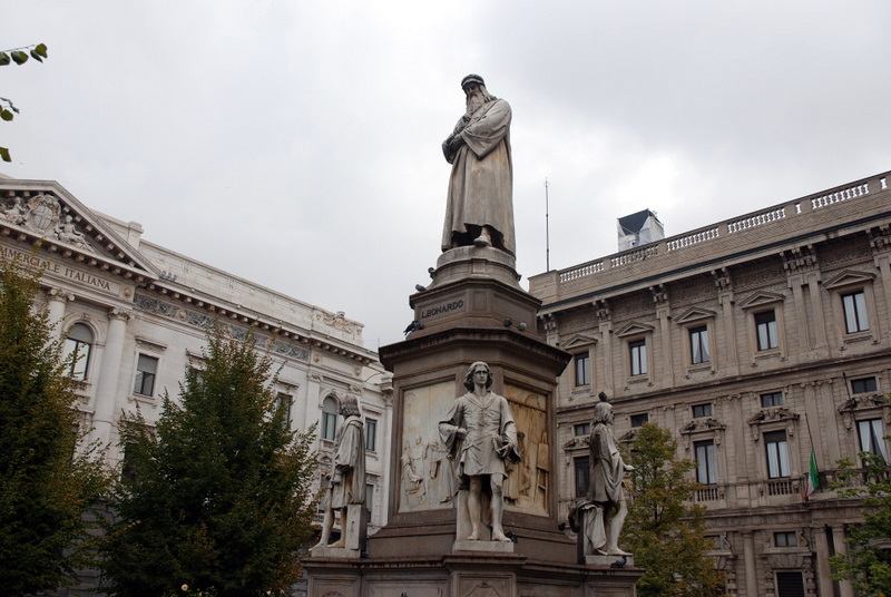 Statue de Leonardo da Vinci sur la piazza della Scalla, Milan, Italie.