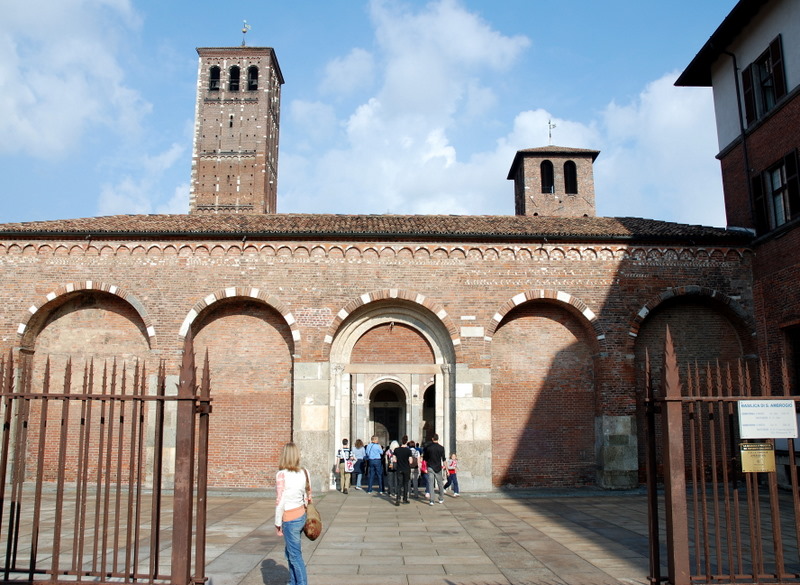 Entrée de la basilique San’Ambrogio, Milan, Italie.
