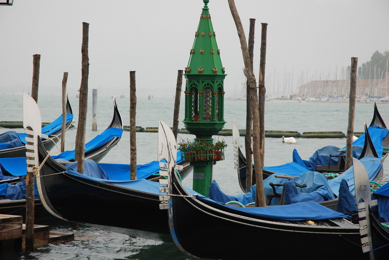 Gondoles, place Saint-Marc, Venise, Italie.