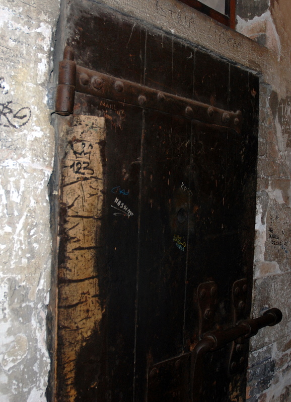 Porte d’un cachot de la prison du palais des Doges, place Saint-Marc, Venise, Italie.
