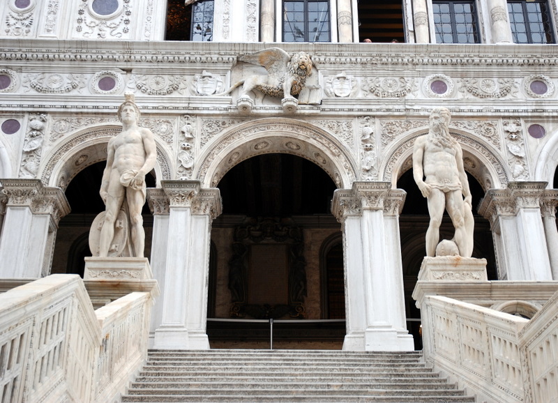 Deux statues ornant l’escalier des géants, palais des Doges, place Saint-Marc, Venise, Italie.