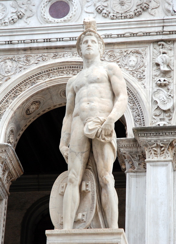Deux statues ornant l’escalier des géants, palais des Doges, place Saint-Marc, Venise, Italie.