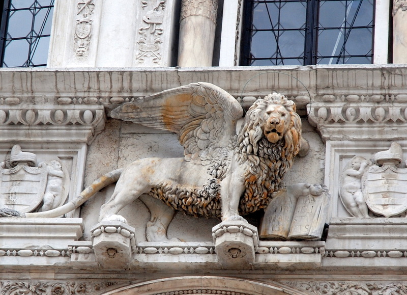 Le lion ailé qui représente Saint-Marc, palais des Doges, place Saint-Marc, Venise, Italie.