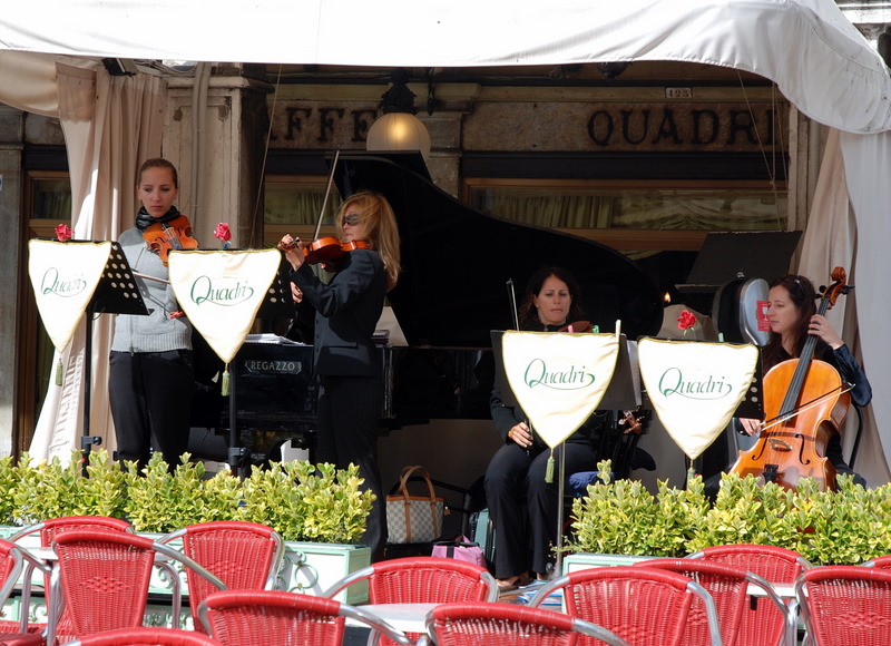 Un orchestre, place Saint-Marc, Venise, Italie.