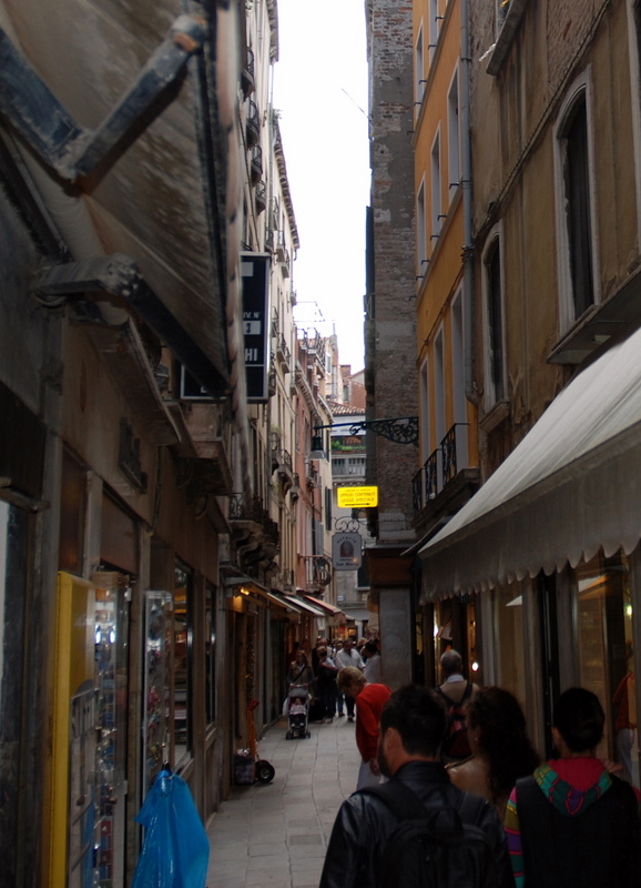 Petite rue étroite de Venise, Italie.