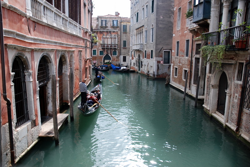 Gondoliers en action à Venise, Italie.