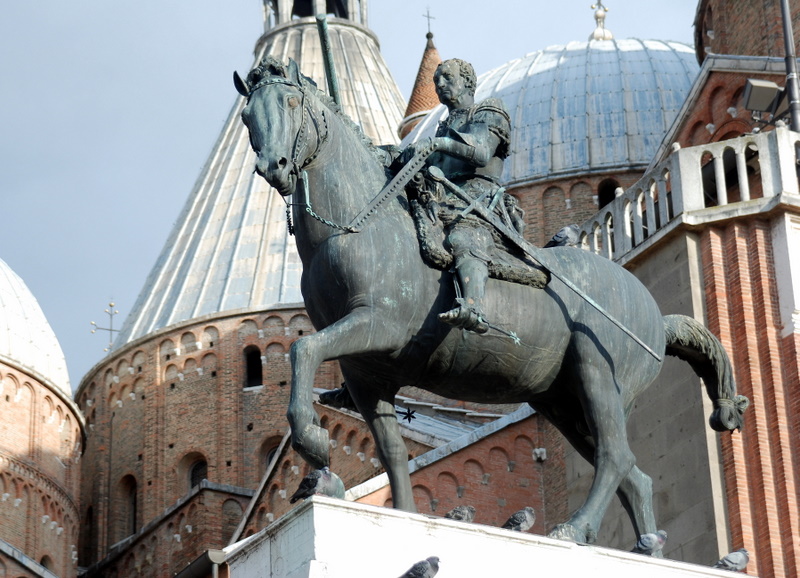 La statue de Gattamelata, une œuvre de Donatello, devant la basilique Saint-Antoine de Padou, Padoue, Italie.