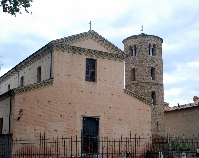 Mausolée de Galla Placidia et le clocher de la basilique San Vitale, Ravenne, Italie.