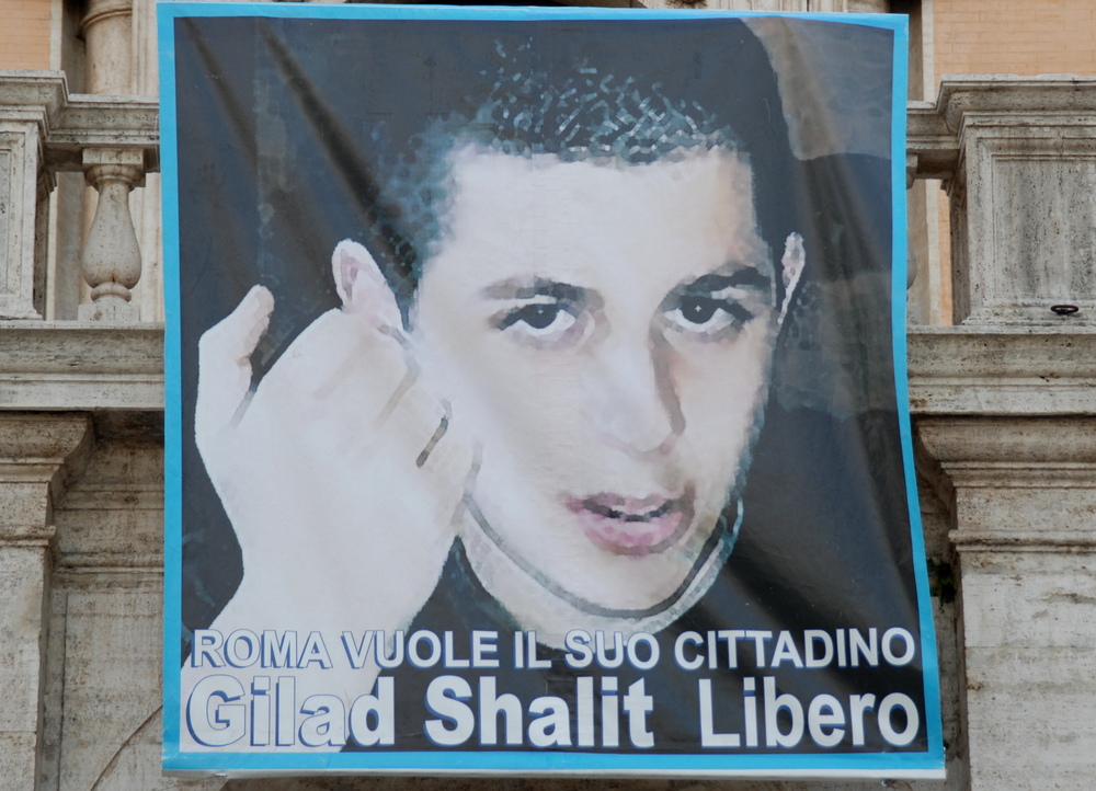 Demande de libération du soldat israélien Gilad Shalit, palais place du Capitole, Rome, Italie. Demande de libération du soldat israélien Gilad Shalit, palais place du Capitole, Rome, Italie.