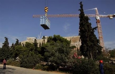Containeur portant 2,5 tonnes de marbre de l'Acropole, lors d'un essai, le 11 octobre 2007 à Athènes. (Photo AFP)