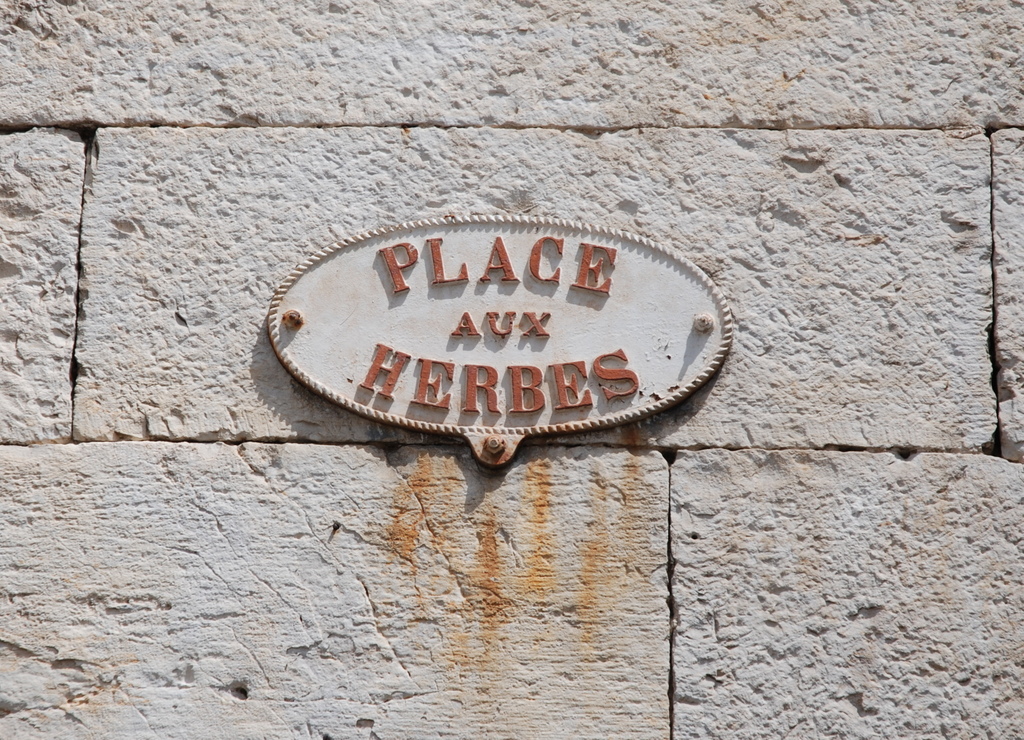 Place aux Herbes, Nîmes, France