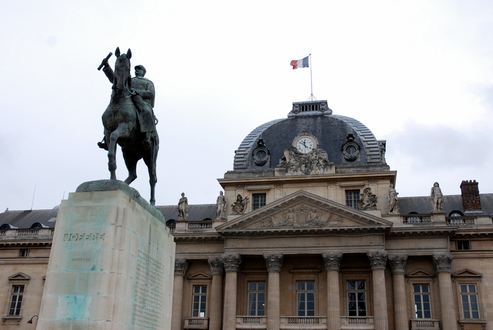 Statue du maréchal Joffre, Paris, France.
