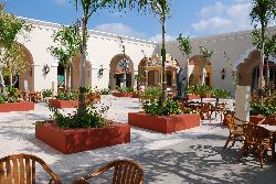 De superbes terrasses à l’hôtel Valentin Imperial Maya à Playa del Carmen au Mexique.