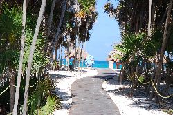 Le sentier menant à la plage à l’hôtel Valentin Imperial Maya à Playa del Carmen au Mexique.