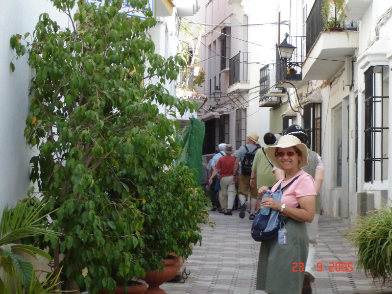 Céline part à l’assaut du vieux quartier de Marbella, précédée de notre groupe.