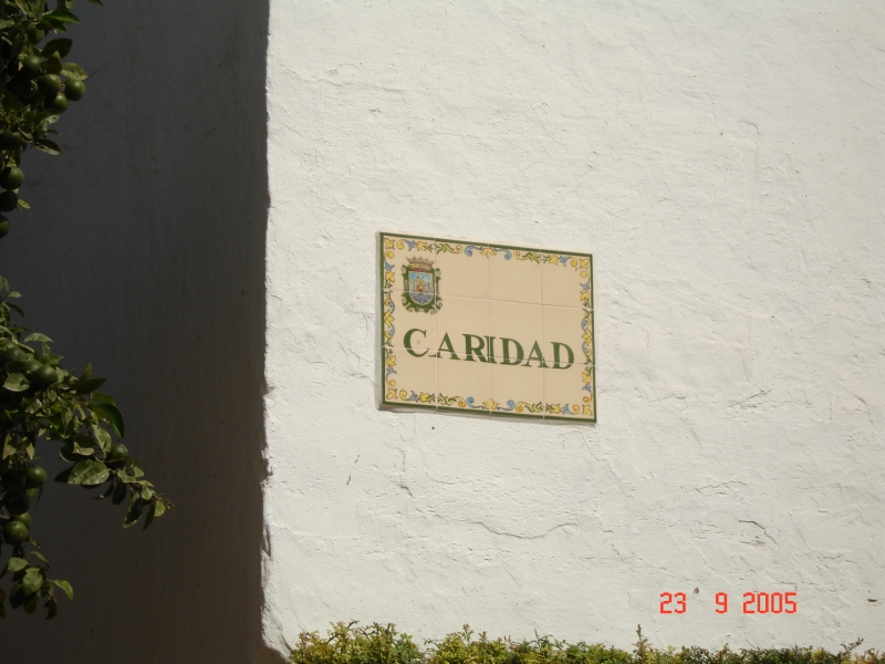 Quelle belle façon d'afficher le nom des rues à Marbella, Espagne.