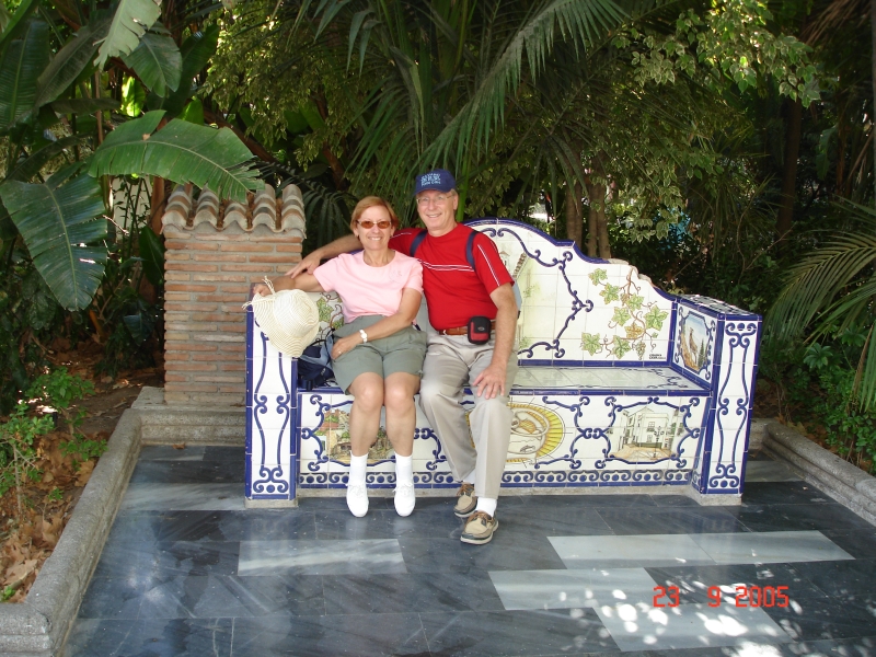 Céline et Jacques dans un parc public, le Parque de la Alameda, à Marbella, Espagne.