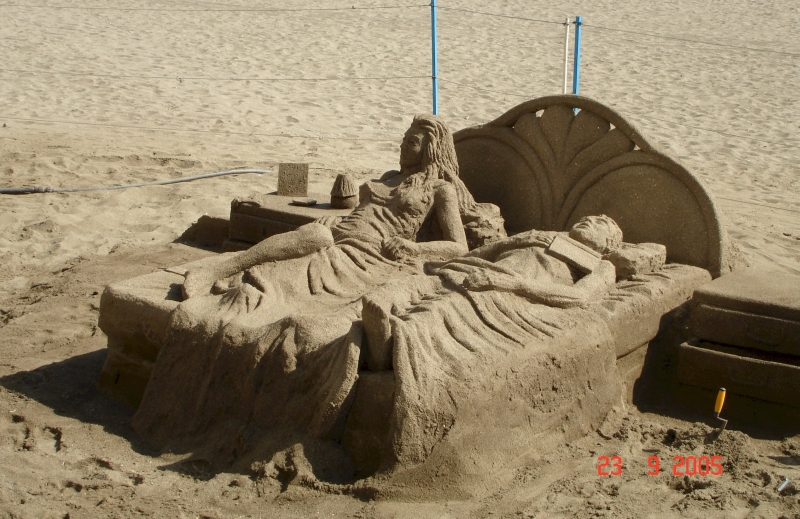 Une sculpture de sable sur la plage de Marbella, Espagne.