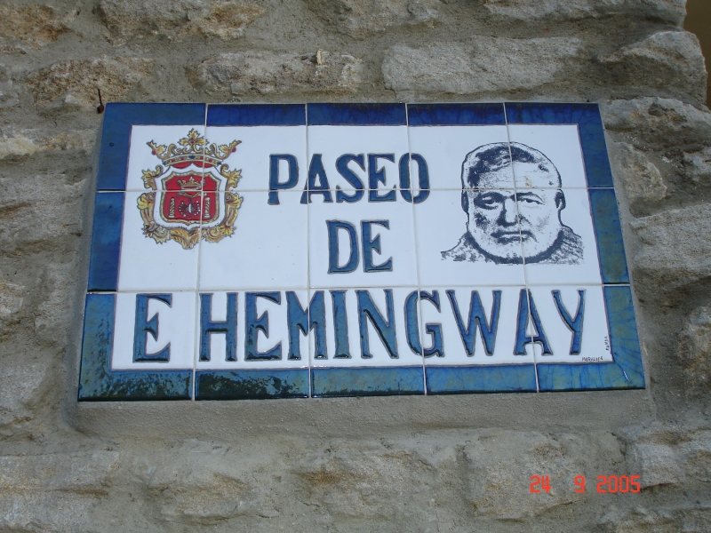 Les noms des rues sont inscrits sur de la céramique à Ronda, en Espagne.