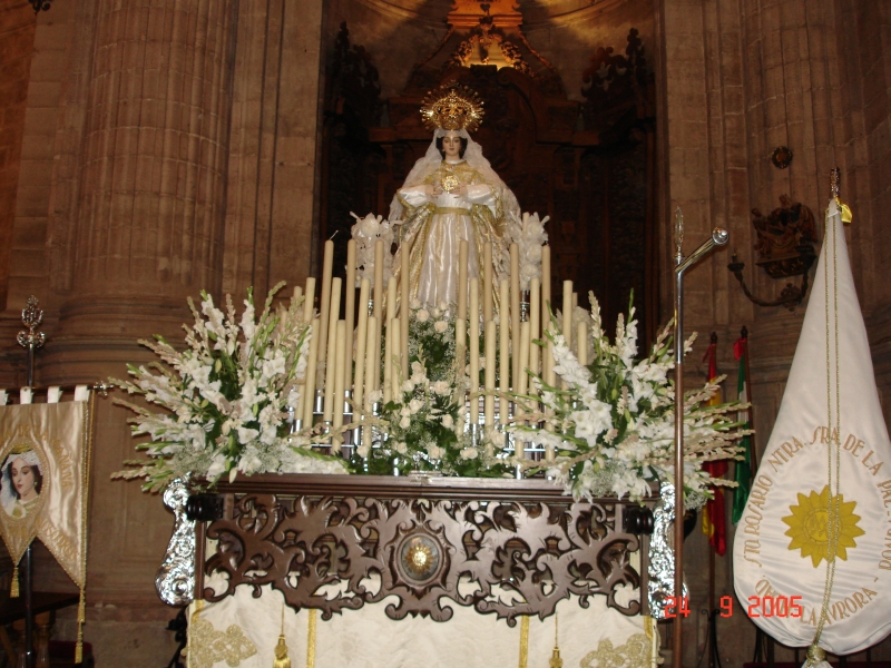 Statue de la vierge entourée de cierges blancs qui sera la tête d’affiche de la procession du soir, Ronda Espagne.