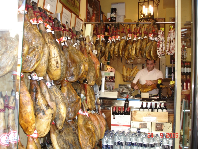 Sur la rue principale de Ronda, les commerces sont colorés. Celui-ci offre des tonnes de jambon « Pata negra Jamón ».