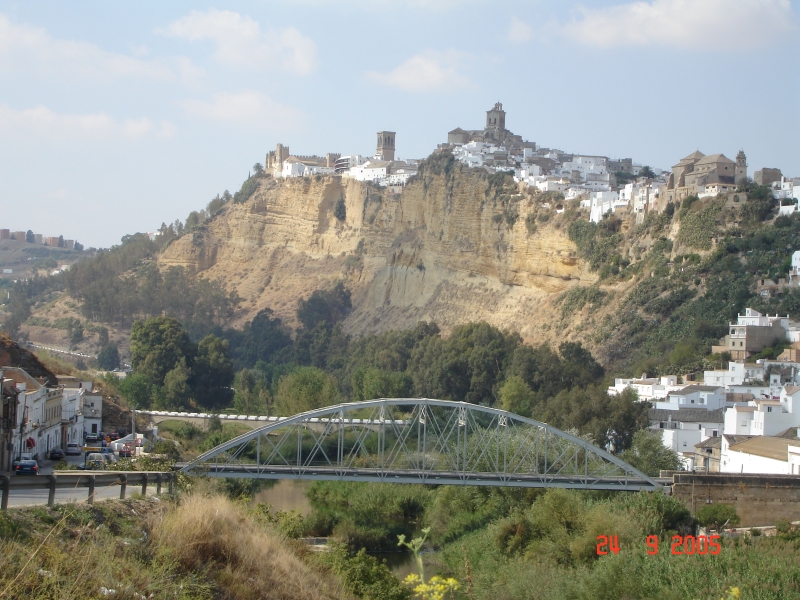 Arcos de la Frontera, Cadiz, Espagne. Un village élevé sur un éperon rocheux dominant les collines environnantes.