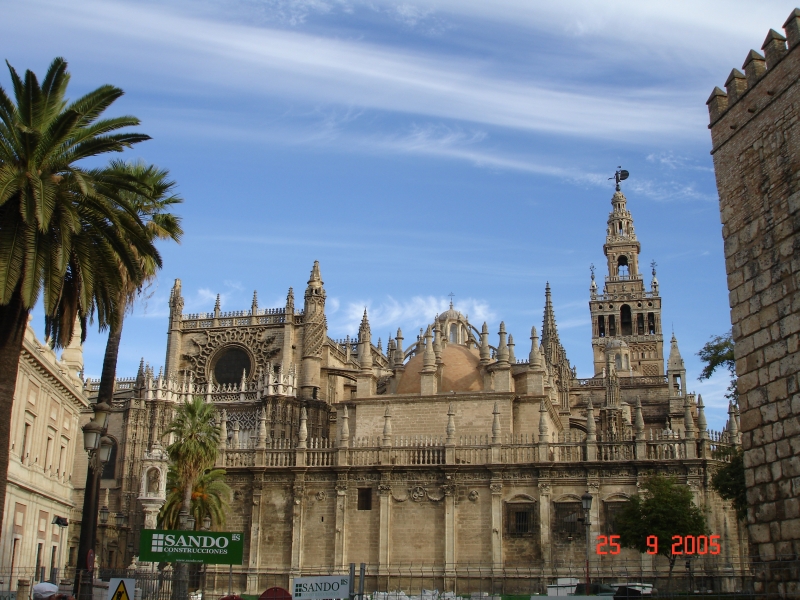 Vue d’ensemble de la Cathédrale de Séville en Espagne : la Giralda.