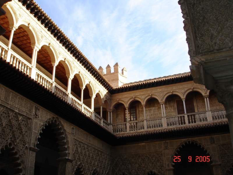  Des cours intérieures qui s’ouvrent sur le ciel bleu. Alcazars royaux, Séville Espagne.
