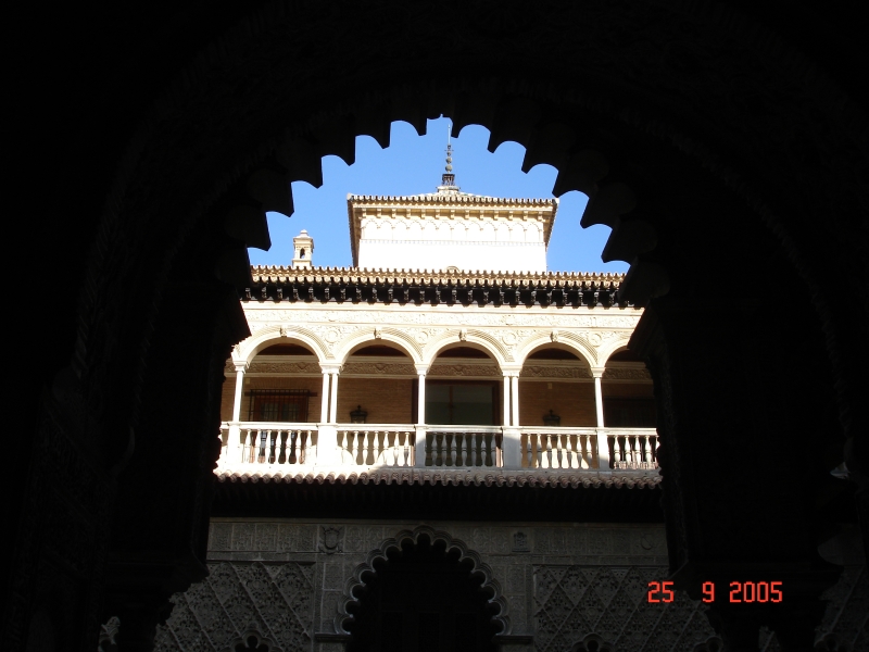 Une vue magnifique d’un palais d’une des fenêtres d’un autre palais. Alcazars royaux, Séville Espagne.