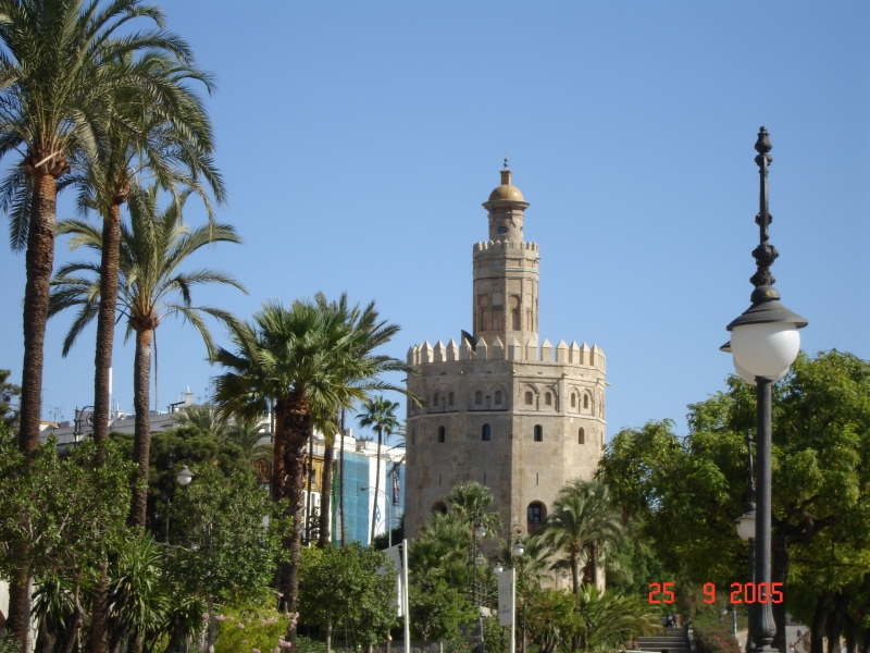 La Torre del Oro se dresse comme une sentinelle sur les rives du fleuve Guadalquivir à Séville en Espagne.