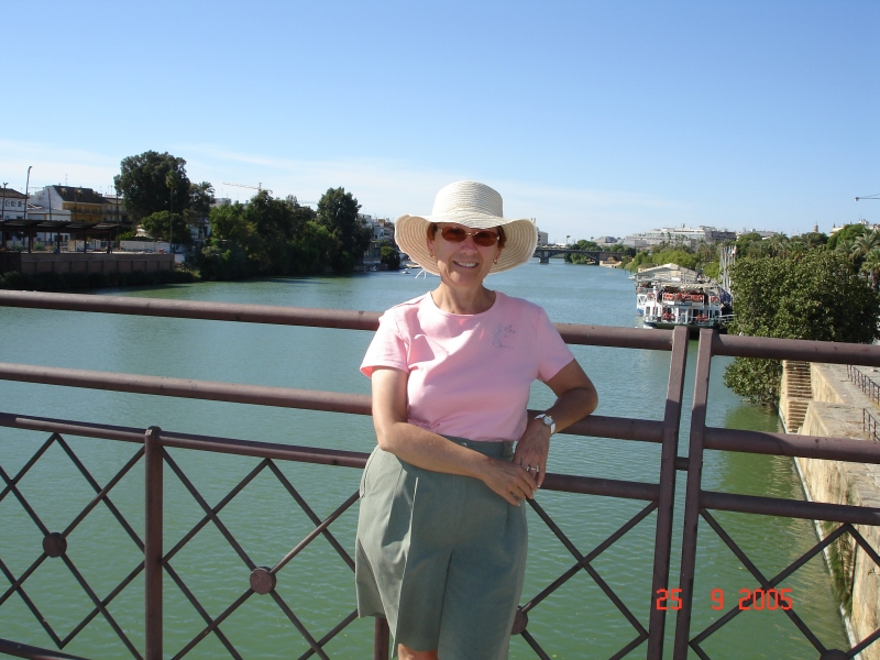 Céline pose pour la postérité sur un pont qui enjambe le fleuve Guadalquivir.