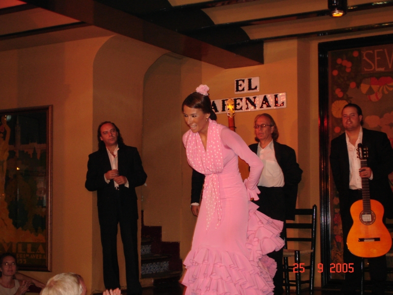 Au terme d’une danse endiablée, une danseuse de flamenco de Séville salue la foule.