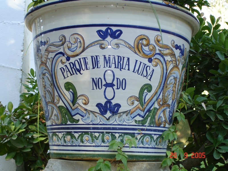 Magnifique pot de fleurs en céramique portant le nom du parc de Maria Luisa, Séville, Espagne.