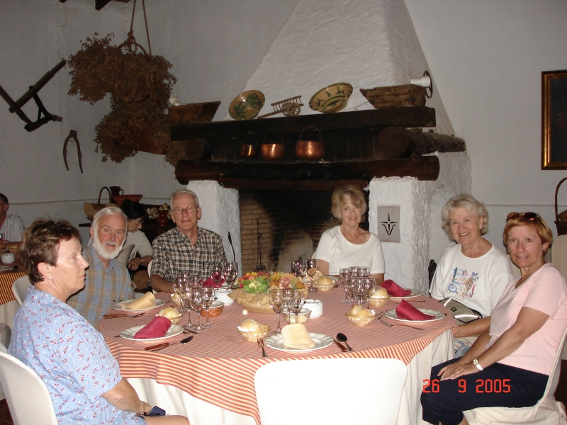 Dans l’hacienda, une table merveilleusement bien dressée nous attendait. Séville, Espagne.