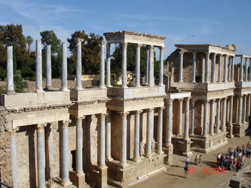 Une autre vue des colonnes du théâtre romain de Mérida, Espagne.