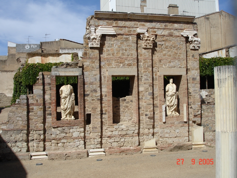 Un mur restauré orné de statues dans les rues de Mérida, Espagne.