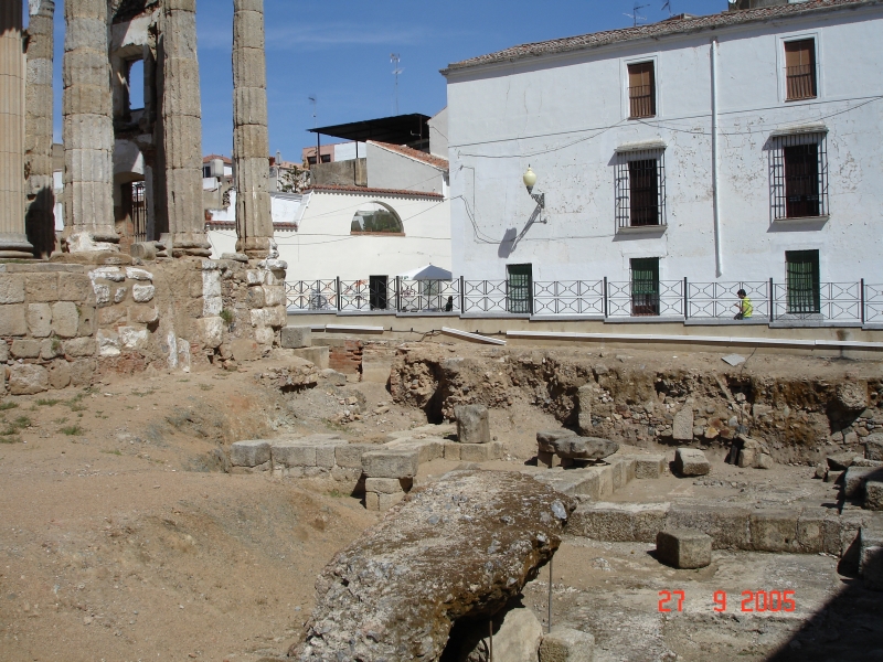 Devant le temple de Diana, les fouilles continues. Mérida, Espagne.