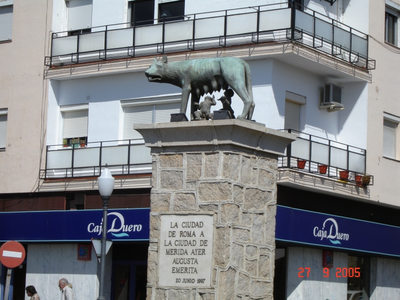Statue de « Rémus et Romulus », deux personnages légendaires de la mythologie romaine, en plein cœur de la ville de Mérida, Espagne.