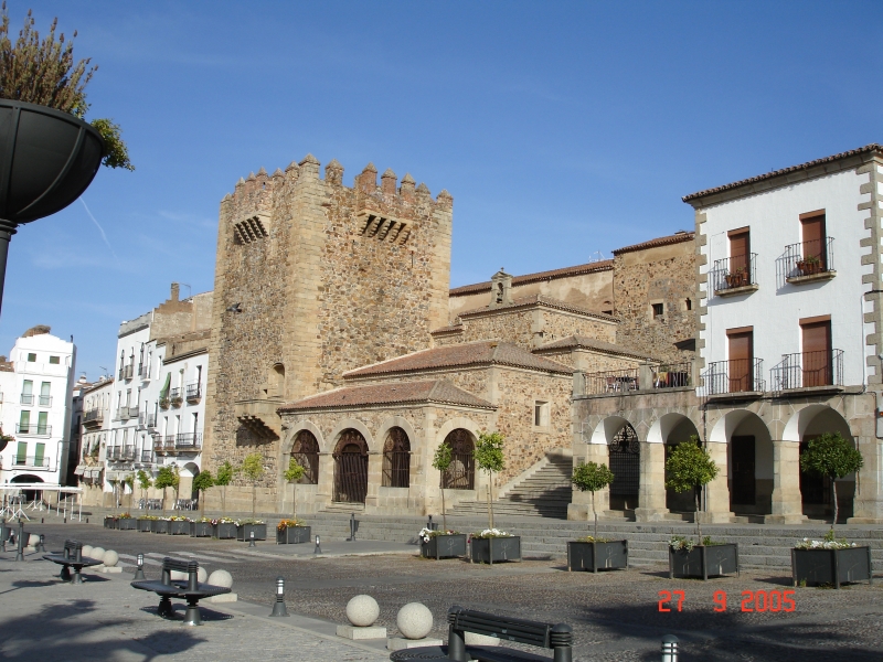 Plaza Mayor de Cáceres, Espagne. Des maisons ont été construites directement sur les murs des anciens palais.