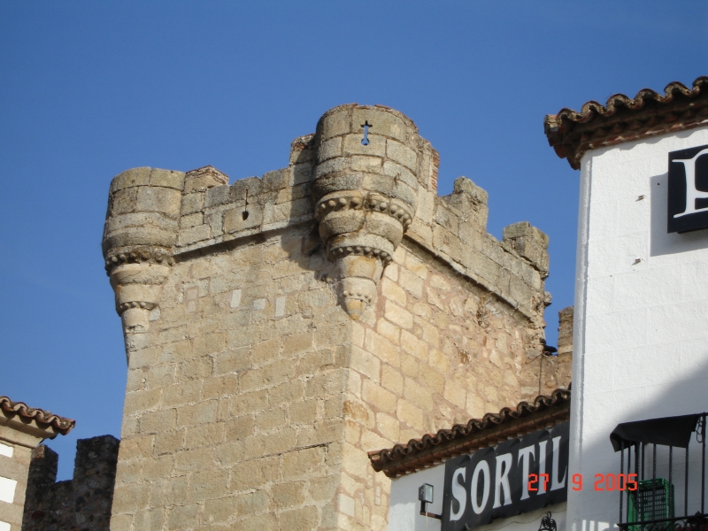 Tour s’élevant des remparts de la ville de Cáceres, en Espagne.